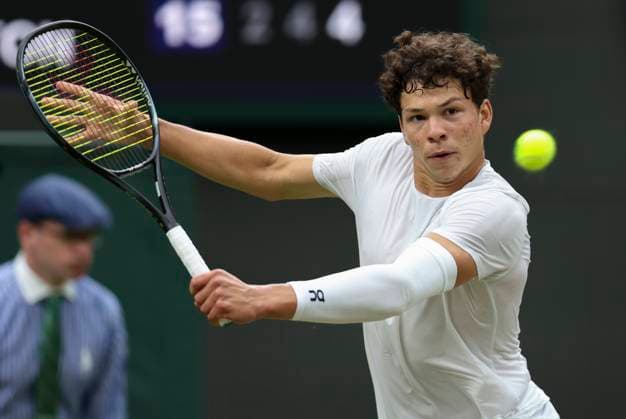 (240708) -- LONDON, July 8, 2024 -- Ben Shelton hits a return during the men s singles 4th round match between Jannik Sinner of Italy and Ben Shelton of the United States at Wimbledon tennis Championship in London, Britain, on July 7, 2024. ) (SP)BRITAIN-LONDON-TENNIS-WIMBLEDON-DAY 7 HanxYan 