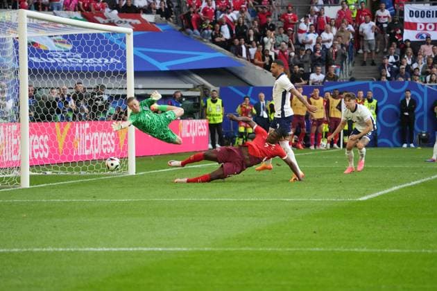 Breel Embolo Switzerland, Switzerland, Suisse, 07 scores the goal to 0 1 against Kyle Walker England, 02 , Goalkeeper Goalie Jordan Pickford England, 01 Düsseldorf 06 07 2024 England vs Switzerland, EURO2024 M48, Quarterfinals, EM Arena Düsseldorf