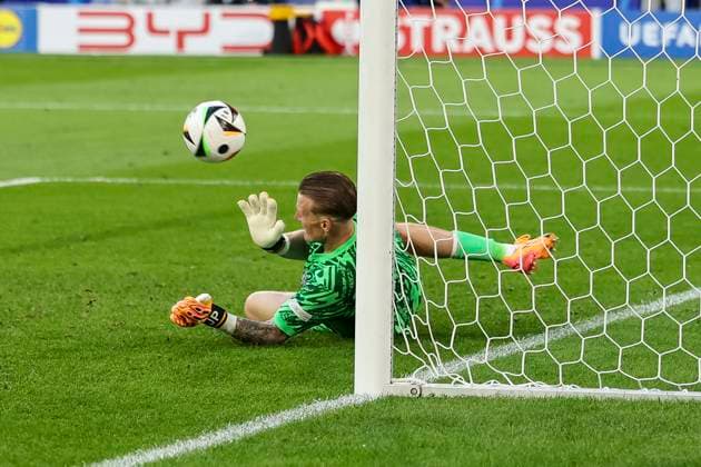 England goalkeeper Jordan Pickford England, 01 holds Swiss Manuel Akanjis shot Switzerland, 05 , Football, UEFA , European Championship, quarter-final 2024, England vs Switzerland, 06 07 2024, Duesseldorf Arena, Duesseldorf, Germany Duesseldorf Duesseldorf Arena Nordrhein Westfalen Germany Copyright: xGrantxHubbsx
