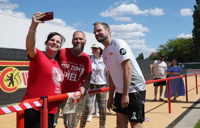 Coach Bo Svensson takes selfie with fans Sport Football Soccer Training 1 Bundesliga Men DFL Season 2024 2025 20 02 2023 1 FC Union Berlin FCU DFL regulations prohibit any use of photographs as image sequences and or quasi video