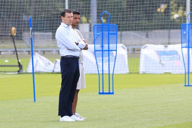 DEU, DFL, 2 FBL Hertha BSC, Training, 08 07 2024, Sportforum, Berlin, DEU, DFL, 2 FBL Hertha BSC, Training, im Bild Benjamin Weber Sportdirektor, Hertha BSC Berlin , Leiter Teammanagement Sami Allagui Hertha BSC DFL regulations prohibit any use of Photographs as image sequences and or quasi video Foto Juergen Engler nordphoto GmbH nordphotoxGmbHx xEngler nph00076