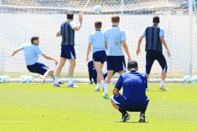 DEU, DFL, 2 FBL Hertha BSC, Training, 08 07 2024, Sportforum, Berlin, DEU, DFL, 2 FBL Hertha BSC, Training, im Bild Cheftrainer Cristian Fiel Hertha BSC Berlin , Hertha Spielerkreis DFL regulations prohibit any use of Photographs as image sequences and or quasi video Foto Juergen Engler nordphoto GmbH nordphotoxGmbHx xEngler nph00076