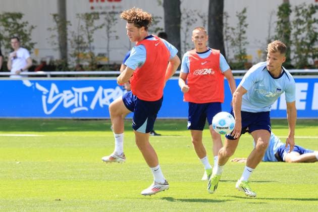 DEU, DFL, 2 FBL Hertha BSC, Training, 08 07 2024, Sportforum, Berlin, DEU, DFL, 2 FBL Hertha BSC, Training, in the picture Florian Niederlechner Hertha BSC Berlin 7 , Palko Dardai Hertha BSC Berlin 27 , Pascal Klemens Hertha BSC Berlin 41 DFL regulations prohibit any use of Photographs as image sequences and or quasi video Foto Juergen Engler nordphoto GmbH nordphotoxGmbHx xEngler nph00076