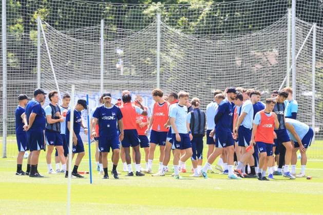 DEU, DFL, 2 FBL Hertha BSC, Training, 08 07 2024, Sportforum, Berlin, DEU, DFL, 2 FBL Hertha BSC, Training, im Bild Cheftrainer Cristian Fiel Hertha BSC Berlin , Hertha Spielerkreis DFL regulations prohibit any use of Photographs as image sequences and or quasi video Foto Juergen Engler nordphoto GmbH nordphotoxGmbHx xEngler nph00076
