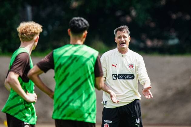 Sport Themen der Woche KW28 Sport Bilder des Tages Ansprache Alexander Blessin (FC St. Pauli, Trainer) GER, Training FC St. Pauli, Fussball, Bundesliga, Saison 2024 2025, 08.07.2024 GER, Training FC St. Pauli, Fussball, Bundesliga, Saison 2024 2025, 08.07.2024 Hamburg *** Speech Alexander Blessin FC St Pauli, Coach GER, Training FC St Pauli, Football, Bundesliga, Season 2024 2025, 08 07 2024 GER, Training FC St Pauli, Football, Bundesliga, Season 2024 2025, 08 07 2024 Hamburg Copyright: xEibner-Pressefoto MarcelxvonxFehrnx EP_MFN