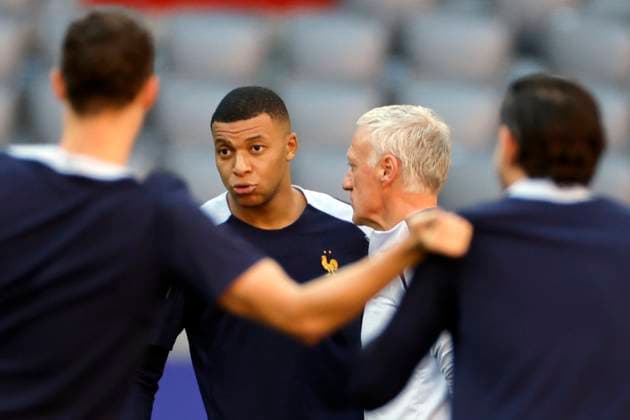 France s head coach Didier Deschamps (R) and striker Kylian Mbappe (L) take part in the team s training session in Munich, Germany, 08 July 2024, on the eve of their Euro2024 semi-final soccer match against Spain. France s training session !ACHTUNG: NUR REDAKTIONELLE NUTZUNG!  Copyright: xAlbertoxEstevezx GRAF3723 20240708-55014095929_1