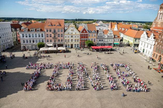 550 people form a Toni 8 to honor the exceptional player, who was born in the Hanseatic city of Greifswald GER, Hanseatic city of Greifswald, Toni Kroos, tribute, HGW, marketplace, fans, football