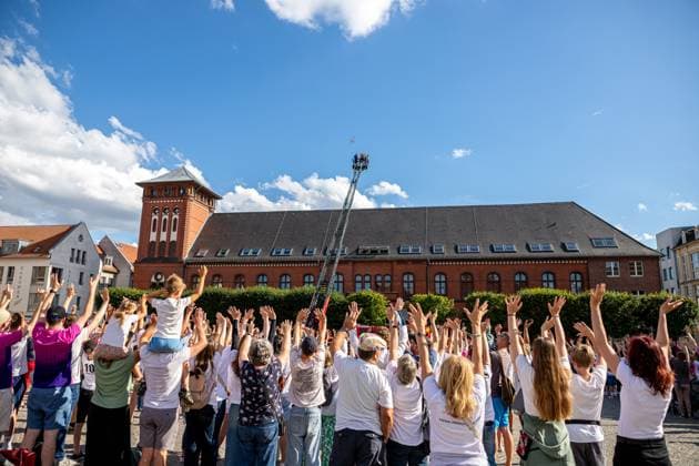 View of the crowds on Greifswalds market square 550 people form a Toni 8 to honor the exceptional player, who was born in the Hanseatic city of Greifswald GER, Hanseatic city of Greifswald, Toni Kroos, tribute, HGW, market square, fans, football