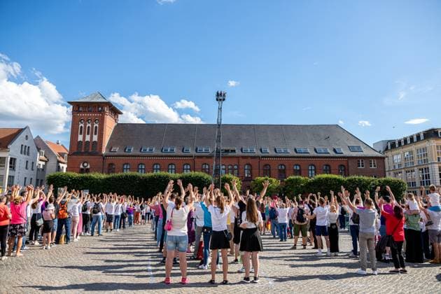 View of the crowds on Greifswalds market square 550 people form a Toni 8 to honor the exceptional player, who was born in the Hanseatic city of Greifswald GER, Hanseatic city of Greifswald, Toni Kroos, tribute, HGW, market square, fans, football