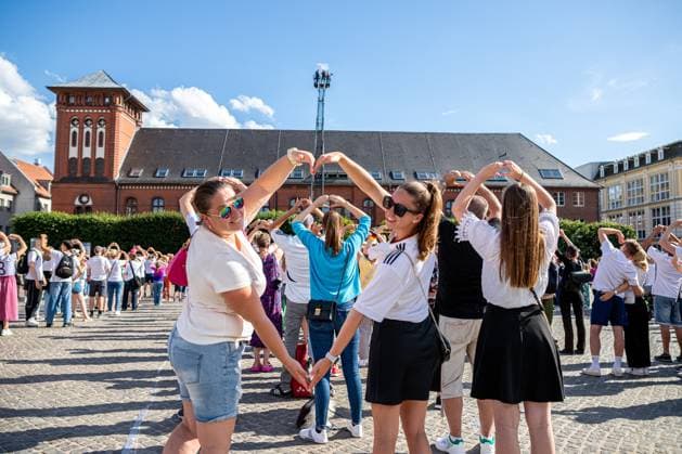 Two fans formed a big heart in honor of Toni Kroos 550 people came together to form a Toni 8 in tribute to the exceptional player, who was born in the Hanseatic city of Greifswald GER, Hanseatic city of Greifswald, Toni Kroos, tribute, HGW, marketplace, fans, football