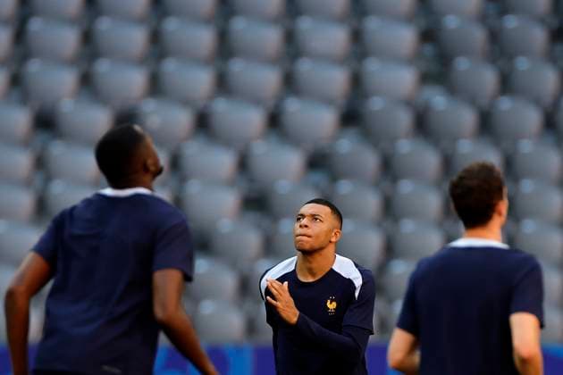 France s Kylian Mbappe (C) takes part in the team s training session in Munich, Germany, 08 July 2024, on the eve of their Euro2024 semi-final soccer match against Spain. France s training session !ACHTUNG: NUR REDAKTIONELLE NUTZUNG!  Copyright: xAlbertoxEstevezx GRAF3725 20240708-55014095964_1