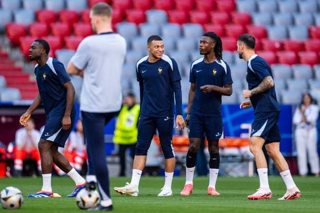 240708 Kylian MbappÃ and Eduardo Camavinga at a training session with France during the UEFA Euro 2024 Football Championship on July 8, 2024 in Munich Photo Mathias Bergeld BILDBYRAN code MB MB0945 fotboll football soccer fotballs em europamästerskap em uefa euro uefa european football championship euro 2024 träning practice training frankrike france day 25 bbeng  Copyright: MATHIASxBERGELD BB240708MB004