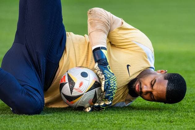240708 Goalkeeper Mike Maignan at a training session with France during the UEFA Euro 2024 Football Championship on July 8, 2024 in Munich Photo Mathias Bergeld BILDBYRAN code MB MB0945 fotboll football soccer fotballs em europamästerskap em uefa euro uefa european football championship euro 2024 träning practice training frankrike france day 25 bbeng  Copyright: MATHIASxBERGELD BB240708MB007