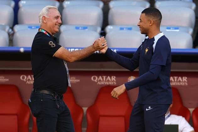 France s Kylian Mbappe (R) chats with Bulgarian former soccer player Hristo Stoichkov (L) during the team s training session in Munich, Germany, 08 July 2024, on the eve of their Euro2024 semi-final soccer match against Spain. France s training session !ACHTUNG: NUR REDAKTIONELLE NUTZUNG!  Copyright: xAlbertoxEstevezx GRAF3743 20240708-55014096212_1