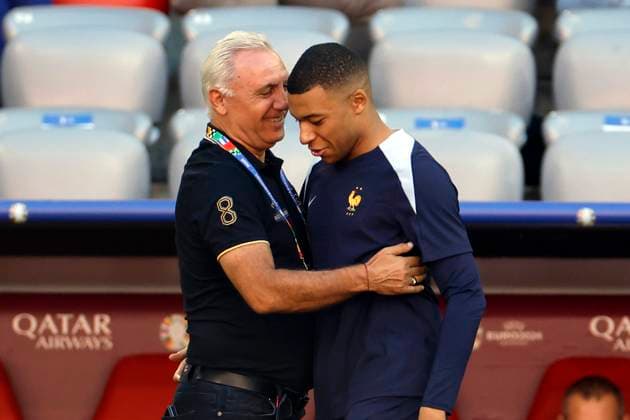 France s Kylian Mbappe (R) chats with Bulgarian former soccer player Hristo Stoichkov (L) during the team s training session in Munich, Germany, 08 July 2024, on the eve of their Euro2024 semi-final soccer match against Spain. France s training session !ACHTUNG: NUR REDAKTIONELLE NUTZUNG!  Copyright: xAlbertoxEstevezx GRAF3742 20240708-55014096217_1