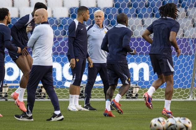 10 Mbappe Lottin Kylian MBAPPE Forward (FRA) et Deschamps Didier Head coach FRA Séance d entraînement du MD-1 de l équipe de France au stade de football de Munich FOOTBALL : entraînement de l équipe de France avant leur match demi-finalede l UEFA EURO, EM, Europameisterschaft,Fussball 2024 contre le Espagne au Volksparkstadion de Munich 09 07 2024 ElyxandroCegarra Panoramic 