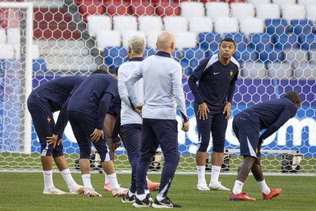 10 Mbappe Lottin Kylian MBAPPE Forward (FRA) et Deschamps Didier Head coach FRA Séance d entraînement du MD-1 de l équipe de France au stade de football de Munich FOOTBALL : entraînement de l équipe de France avant leur match demi-finalede l UEFA EURO, EM, Europameisterschaft,Fussball 2024 contre le Espagne au Volksparkstadion de Munich 09 07 2024 ElyxandroCegarra Panoramic 