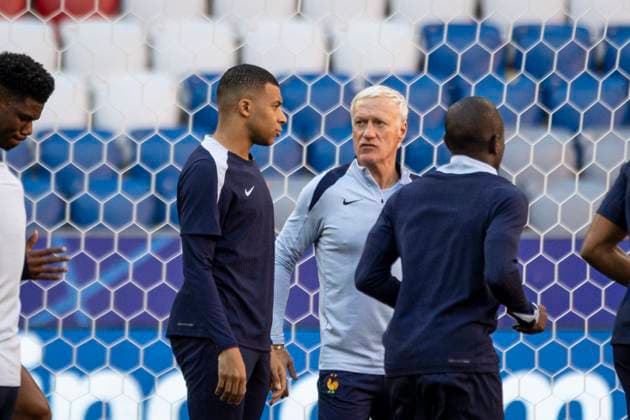 10 Mbappe Lottin Kylian MBAPPE Forward (FRA) et Deschamps Didier Head coach FRA Séance d entraînement du MD-1 de l équipe de France au stade de football de Munich FOOTBALL : entraînement de l équipe de France avant leur match demi-finalede l UEFA EURO, EM, Europameisterschaft,Fussball 2024 contre le Espagne au Volksparkstadion de Munich 09 07 2024 ElyxandroCegarra Panoramic 