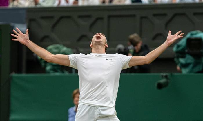 Tennis - Wimbledon Championship 2024 - Day 8 LONDON, ENGLAND - Monday, July 8, 2024: Taylor Fritz (USA) celebrates after winning the Gentlemen s Singles 4th Round match on Day Eight of The Championships Wimbledon 2024 at the All England Lawn Tennis and Croquet Club. (Photo by Kirsten Holst Propaganda) LONDON All England Lawn Tennis and Croq GREATER LONDON ENGLAND  Copyright: xKirstenxHolstx 2024-07-08-019-Wimbledon_Day_8