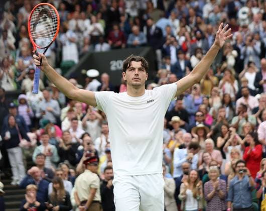 USA s Taylor Fritz celebrates victory in his fourth round match against Germany s Alexander Zverev at the 2024 Wimbledon Championships in London on Monday, July 08, 2024.  LON2024070881 HUGOxPHILPOTT