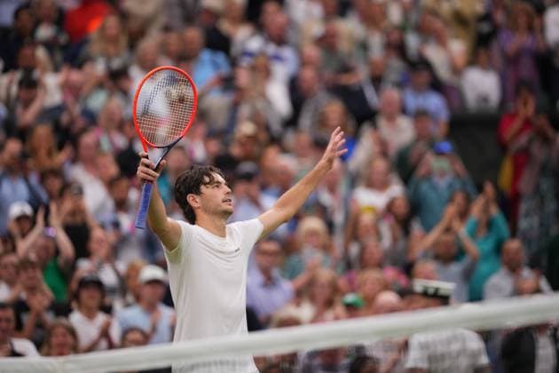 Sport Bilder des Tages LONDON, ENGLAND - JULY 08: Taylor Fritz of United States celebrates match point against Alexander Zverev of Germany in the Gentlemen s Singles fourth round match during day eight of The Championships Wimbledon 2024 at All England Lawn Tennis and Croquet Club on July 08, 2024 in London, England  Copyright: xHiroshixSatox