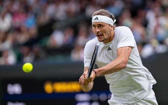 Tennis - Wimbledon Championship 2024 - Day 8 LONDON, ENGLAND - Monday, July 8, 2024: Alexander Zverev (USA) during the Gentlemen s Singles 4th Round match on Day Eight of The Championships Wimbledon 2024 at the All England Lawn Tennis and Croquet Club. (Photo by Kirsten Holst Propaganda) LONDON All England Lawn Tennis and Croq GREATER LONDON ENGLAND  Copyright: xKirstenxHolstx 2024-07-08-038-Wimbledon_Day_8