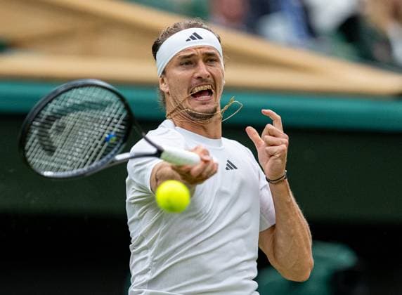 Tennis - Wimbledon Championship 2024 - Day 8 LONDON, ENGLAND - Monday, July 8, 2024: Alexander Zverev (USA) during the Gentlemen s Singles 4th Round match on Day Eight of The Championships Wimbledon 2024 at the All England Lawn Tennis and Croquet Club. (Photo by Kirsten Holst Propaganda) LONDON All England Lawn Tennis and Croq GREATER LONDON ENGLAND  Copyright: xKirstenxHolstx 2024-07-08-061-Wimbledon_Day_8