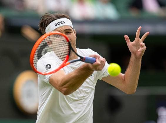 Tennis - Wimbledon Championship 2024 - Day 8 LONDON, ENGLAND - Monday, July 8, 2024: Taylor Fritz (USA) during the Gentlemen s Singles 4th Round match on Day Eight of The Championships Wimbledon 2024 at the All England Lawn Tennis and Croquet Club. (Photo by Kirsten Holst Propaganda) LONDON All England Lawn Tennis and Croq GREATER LONDON ENGLAND  Copyright: xKirstenxHolstx 2024-07-08-068-Wimbledon_Day_8