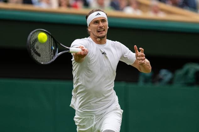 Tennis - Wimbledon Championship 2024 - Day 8 LONDON, ENGLAND - Monday, July 8, 2024: Alexander Zverev (USA) during the Gentlemen s Singles 4th Round match on Day Eight of The Championships Wimbledon 2024 at the All England Lawn Tennis and Croquet Club. (Photo by Kirsten Holst Propaganda) LONDON All England Lawn Tennis and Croq GREATER LONDON ENGLAND  Copyright: xKirstenxHolstx 2024-07-08-071-Wimbledon_Day_8