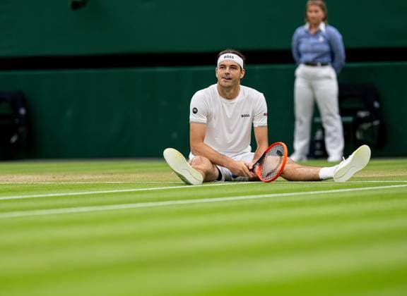 Tennis - Wimbledon Championship 2024 - Day 8 LONDON, ENGLAND - Monday, July 8, 2024: Taylor Fritz (USA) sits on the floor after diving to reach make a return during the Gentlemen s Singles 4th Round match on Day Eight of The Championships Wimbledon 2024 at the All England Lawn Tennis and Croquet Club. (Photo by Kirsten Holst Propaganda) LONDON All England Lawn Tennis and Croq GREATER LONDON ENGLAND  Copyright: xKirstenxHolstx 2024-07-08-077-Wimbledon_Day_8