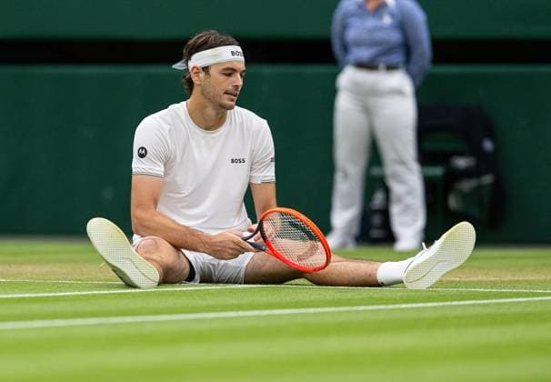 Tennis - Wimbledon Championship 2024 - Day 8 LONDON, ENGLAND - Monday, July 8, 2024: Taylor Fritz (USA) sits on the floor after diving to reach make a return during the Gentlemen s Singles 4th Round match on Day Eight of The Championships Wimbledon 2024 at the All England Lawn Tennis and Croquet Club. (Photo by Kirsten Holst Propaganda) LONDON All England Lawn Tennis and Croq GREATER LONDON ENGLAND  Copyright: xKirstenxHolstx 2024-07-08-078-Wimbledon_Day_8