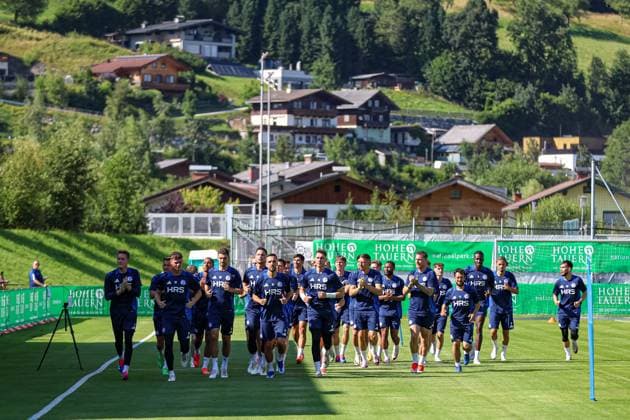 Mittersill, Austria, 08 07 24 Players from FC Schalke 04 warming up during the training camp from FC Schalke 04 at Hohe Tauern Arena on July 08, 2024 in Mittersill, Austria Photo by Stefan Brauer Brauer Fotoagentur Mittersill, Austria, 08 07 24 Players from FC Schalke 04 while warming up during the training camp from FC Schalke 04 at Hohe Tauern Arena on July 8, 2024 in Mittersill, Austria Photo by Stefan Brauer Brauer Fotoagentur Mittersill Hohe Tauern Arena Austria Copyright: xStefanxBrauer Brauer-Fotoagenturx