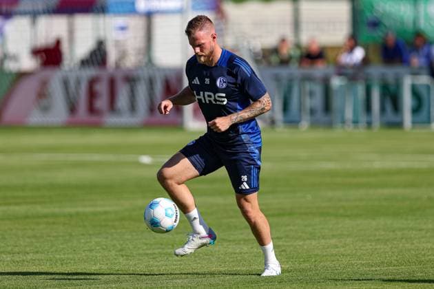 Mittersill, Austria, 08 07 24 Tomas Kalas FC Schalke 04 in action, on the ball, single action during the training camp from FC Schalke 04 at Hohe Tauern Arena on July 08, 2024 in Mittersill, Austria Photo by Stefan Brauer Brauer Fotoagentur Mittersill, Austria, 08 07 24 Tomas Kalas FC Schalke 04 controls the ball during the training camp from FC Schalke 04 at Hohe Tauern Arena on July 8, 2024 in Mittersill, Austria Photo by Stefan Brauer Brauer Fotoagentur Mittersill Hohe Tauern Arena Austria Copyright: xStefanxBrauer Brauer-Fotoagenturx