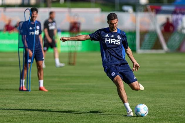 Mittersill, Austria, 08 07 24 Marcin Kaminski FC Schalke 04 in action, on the ball, single action during the training camp from FC Schalke 04 at Hohe Tauern Arena on July 08, 2024 in Mittersill, Austria Photo by Stefan Brauer Brauer Fotoagentur Mittersill, Austria, 08 07 24 Marcin Kaminski FC Schalke 04 controls the ball during the training camp from FC Schalke 04 at Hohe Tauern Arena on July 8, 2024 in Mittersill, Austria Photo by Stefan Brauer Brauer Fotoagentur Mittersill Hohe Tauern Arena Austria Copyright: xStefanxBrauer Brauer-Fotoagenturx