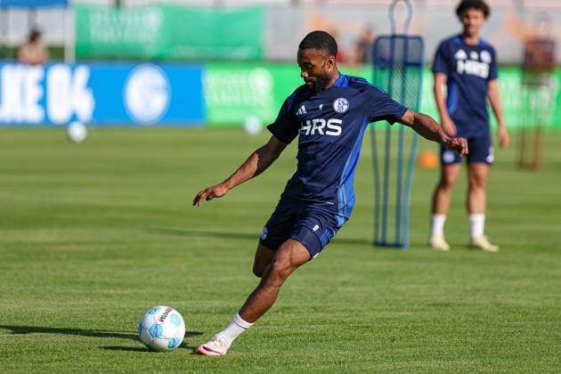 Mittersill, Austria, 08 07 24 Moussa Sylla FC Schalke 04 in action, on the ball, single action during the training camp from FC Schalke 04 at Hohe Tauern Arena on July 08, 2024 in Mittersill, Austria Photo by Stefan Brauer Brauer Fotoagentur Mittersill, Austria, 08 07 24 Moussa Sylla FC Schalke 04 controls the ball during the training camp from FC Schalke 04 at Hohe Tauern Arena on July 8, 2024 in Mittersill, Austria Photo by Stefan Brauer Brauer Fotoagentur Mittersill Hohe Tauern Arena Austria Copyright: xStefanxBrauer Brauer-Fotoagenturx