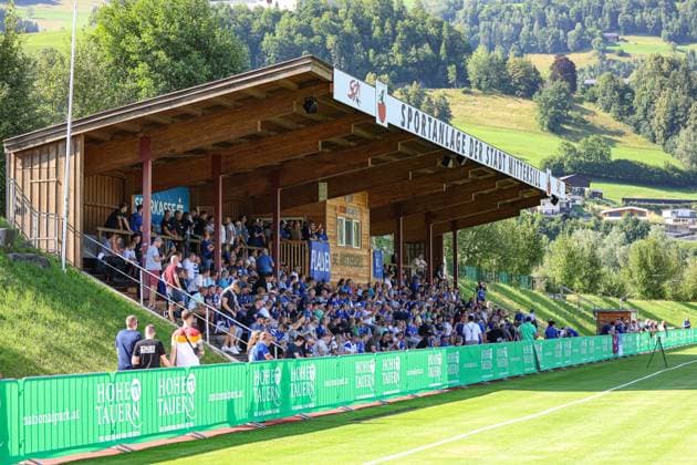 Mittersill, Austria, 08 07 24 Fans from FC Schalke 04 watch the training during the training camp from FC Schalke 04 at Hohe Tauern Arena on July 08, 2024 in Mittersill, Austria Photo by Stefan Brauer Brauer Fotoagentur Mittersill, Austria, 08 07 24 Fans from FC Schalke 04 watch the training during the training camp from FC Schalke 04 at Hohe Tauern Arena on July 8, 2024 in Mittersill, Austria Photo by Stefan Brauer Brauer Fotoagentur Mittersill Hohe Tauern Arena Austria Copyright: xStefanxBrauer Brauer-Fotoagenturx