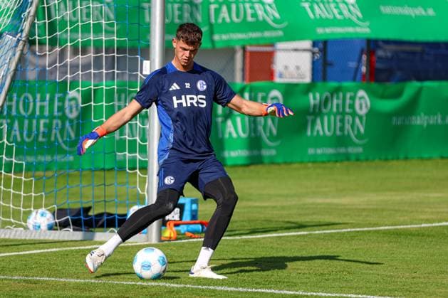 Mittersill, Austria, 08 07 24 Goalkeeper Luca Podlech FC Schalke 04 in action, on the ball, single action during the training camp from FC Schalke 04 at Hohe Tauern Arena on July 08, 2024 in Mittersill, Austria Photo by Stefan Brauer Brauer Fotoagentur Mittersill, Austria, 08 07 24 Goalkeeper Luca Podlech FC Schalke 04 controls the ball during the training camp from FC Schalke 04 at Hohe Tauern Arena on July 8, 2024 in Mittersill, Austria Photo by Stefan Brauer Brauer Fotoagentur Mittersill Hohe Tauern Arena Austria Copyright: xStefanxBrauer Brauer-Fotoagenturx