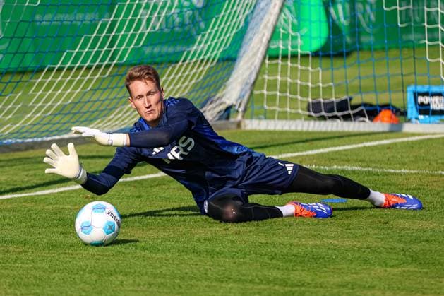 Mittersill, Austria, 08 07 24 Goalkeeper Ron Thorben Hoffmann FC Schalke 04 in action, on the ball, single action during the training camp from FC Schalke 04 at Hohe Tauern Arena on July 08, 2024 in Mittersill, Austria Photo by Stefan Brauer Brauer Fotoagentur Mittersill, Austria, 08 07 24 Goalkeeper Ron Thorben Hoffmann FC Schalke 04 controls the ball during the training camp from FC Schalke 04 at Hohe Tauern Arena on July 8, 2024 in Mittersill, Austria Photo by Stefan Brauer Brauer Fotoagentur Mittersill Hohe Tauern Arena Austria Copyright: xStefanxBrauer Brauer-Fotoagenturx