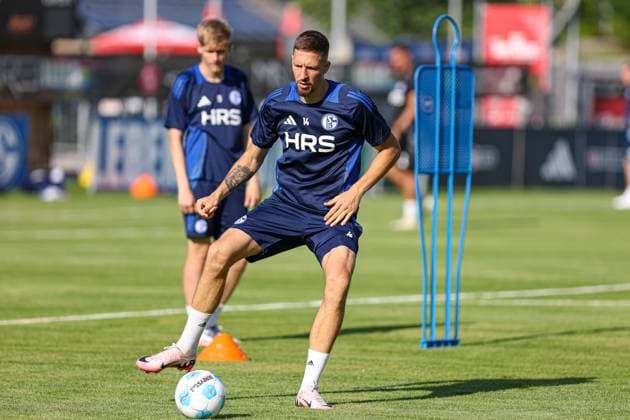 Mittersill, Austria, 08 07 24 Janik Bachmann FC Schalke 04 in action, on the ball, single action during the training camp from FC Schalke 04 at Hohe Tauern Arena on July 08, 2024 in Mittersill, Austria Photo by Stefan Brauer Brauer Fotoagentur Mittersill, Austria, 08 07 24 Janik Bachmann FC Schalke 04 controls the ball during the training camp from FC Schalke 04 at Hohe Tauern Arena on July 8, 2024 in Mittersill, Austria Photo by Stefan Brauer Brauer Fotoagentur Mittersill Hohe Tauern Arena Austria Copyright: xStefanxBrauer Brauer-Fotoagenturx