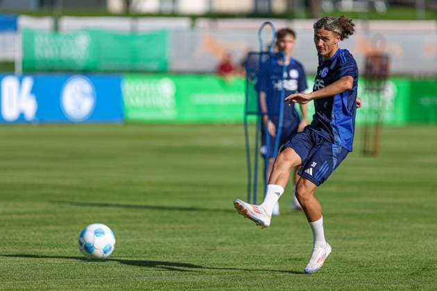 Mittersill, Austria, 08 07 24 Taylan Bulut FC Schalke 04 in action, on the ball, single action during the training camp from FC Schalke 04 at Hohe Tauern Arena on July 08, 2024 in Mittersill, Austria Photo by Stefan Brauer Brauer Fotoagentur Mittersill, Austria, 08 07 24 Taylan Bulut FC Schalke 04 controls the ball during the training camp from FC Schalke 04 at Hohe Tauern Arena on July 8, 2024 in Mittersill, Austria Photo by Stefan Brauer Brauer Fotoagentur Mittersill Hohe Tauern Arena Austria Copyright: xStefanxBrauer Brauer-Fotoagenturx