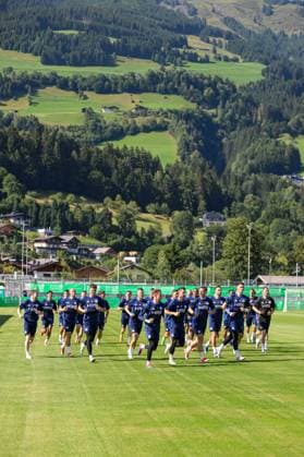 Mittersill, Austria, 08 07 24 Players from FC Schalke 04 warming up during the training camp from FC Schalke 04 at Hohe Tauern Arena on July 08, 2024 in Mittersill, Austria Photo by Stefan Brauer Brauer Fotoagentur Mittersill, Austria, 08 07 24 Players from FC Schalke 04 while warming up during the training camp from FC Schalke 04 at Hohe Tauern Arena on July 8, 2024 in Mittersill, Austria Photo by Stefan Brauer Brauer Fotoagentur Mittersill Hohe Tauern Arena Austria Copyright: xStefanxBrauer Brauer-Fotoagenturx