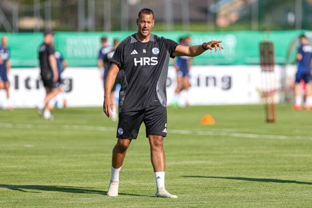 Mittersill, Austria, 08 07 24 Goalkeeper coach Stephan Loboue FC Schalke 04 gestures during the training camp from FC Schalke 04 at Hohe Tauern Arena on July 08, 2024 in Mittersill, Austria Photo by Stefan Brauer Brauer Fotoagentur Mittersill, Austria, 08 07 24 Goalkeeper Coach Stephan Loboue FC Schalke 04 gestures during the training camp from FC Schalke 04 at Hohe Tauern Arena on July 8, 2024 in Mittersill, Austria Photo by Stefan Brauer Brauer Fotoagentur Mittersill Hohe Tauern Arena Austria Copyright: xStefanxBrauer Brauer-Fotoagenturx