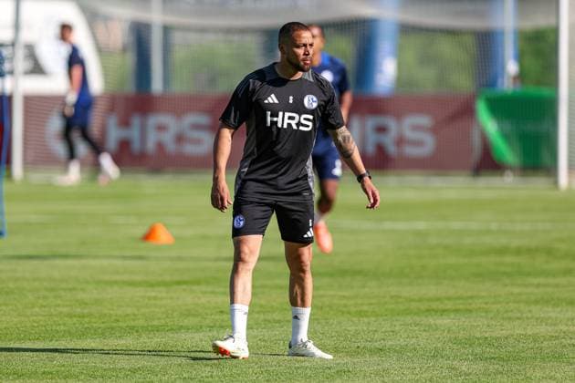 Mittersill, Austria, 08 07 24 Co Trainer Sidney Sam FC Schalke 04 looks on during the training camp from FC Schalke 04 at Hohe Tauern Arena on July 08, 2024 in Mittersill, Austria Photo by Stefan Brauer Brauer Fotoagentur Mittersill, Austria, 08 07 24 Co Trainer Sidney Sam FC Schalke 04 looks on during the training camp from FC Schalke 04 at Hohe Tauern Arena on July 8, 2024 in Mittersill, Austria Photo by Stefan Brauer Brauer Fotoagentur Mittersill Hohe Tauern Arena Austria Copyright: xStefanxBrauer Brauer-Fotoagenturx