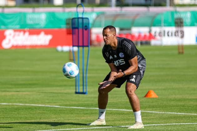 Mittersill, Austria, 08 07 24 Goalkeeper Coach Stephan Loboue FC Schalke 04 looks on during the training camp from FC Schalke 04 at Hohe Tauern Arena on July 08, 2024 in Mittersill, Austria Photo by Stefan Brauer Brauer Fotoagentur Mittersill, Austria, 08 07 24 Keeper Coach Stephan Loboue FC Schalke 04 looks on during the training camp from FC Schalke 04 at Hohe Tauern Arena on July 8, 2024 in Mittersill, Austria Photo by Stefan Brauer Brauer Fotoagentur Mittersill Hohe Tauern Arena Austria Copyright: xStefanxBrauer Brauer-Fotoagenturx