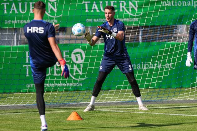 Mittersill, Austria, 08 07 24 Goalkeeper Justin Heekeren FC Schalke 04 in action, on the ball, single action during the training camp from FC Schalke 04 at Hohe Tauern Arena on July 08, 2024 in Mittersill, Austria Photo by Stefan Brauer Brauer Fotoagentur Mittersill, Austria, 08 07 24 Goalkeeper Justin Heekeren FC Schalke 04 controls the ball during the training camp from FC Schalke 04 at Hohe Tauern Arena on July 8, 2024 in Mittersill, Austria Photo by Stefan Brauer Brauer Fotoagentur Mittersill Hohe Tauern Arena Austria Copyright: xStefanxBrauer Brauer-Fotoagenturx