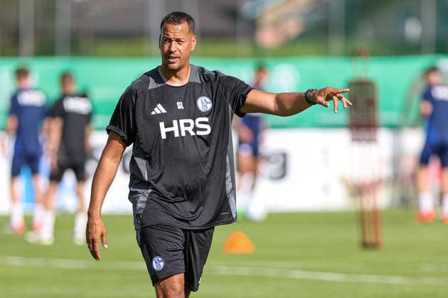Mittersill, Austria, 08 07 24 Goalkeeper coach Stephan Loboue FC Schalke 04 gestures during the training camp from FC Schalke 04 at Hohe Tauern Arena on July 08, 2024 in Mittersill, Austria Photo by Stefan Brauer Brauer Fotoagentur Mittersill, Austria, 08 07 24 Goalkeeper Coach Stephan Loboue FC Schalke 04 gestures during the training camp from FC Schalke 04 at Hohe Tauern Arena on July 8, 2024 in Mittersill, Austria Photo by Stefan Brauer Brauer Fotoagentur Mittersill Hohe Tauern Arena Austria Copyright: xStefanxBrauer Brauer-Fotoagenturx