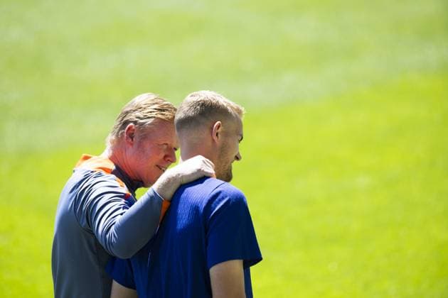 WOLFSBURG - (l-r) National coach Ronald Koeman, Matthijs De Ligt during a training session of the Dutch national team, Nationalteam at the AOK Stadium on July 9, 2024 in Wolfsburg, Germany. The Dutch national team is preparing for the semi-finals of the European Football Championship in Germany against England. ANP KOEN VAN WEEL UEFA EURO, EM, Europameisterschaft,Fussball 2024 2024 xVIxANPxSportx xxANPxIVx 503106083 originalFilename: 503106083.jpg