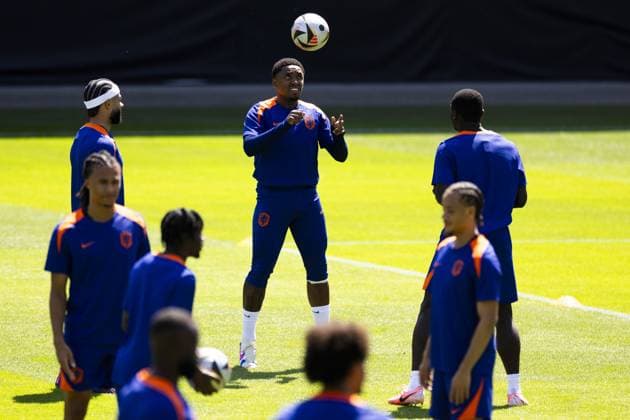 WOLFSBURG - Steven Bergwijn during a training session of the Dutch national team, Nationalteam in the AOK Stadium on July 9, 2024 in Wolfsburg, Germany. The Dutch national team is preparing for the semi-finals of the European Football Championship in Germany against England. ANP KOEN VAN WEEL UEFA EURO, EM, Europameisterschaft,Fussball 2024 2024 xVIxANPxSportx xxANPxIVx 503106352 originalFilename: 503106352.jpg