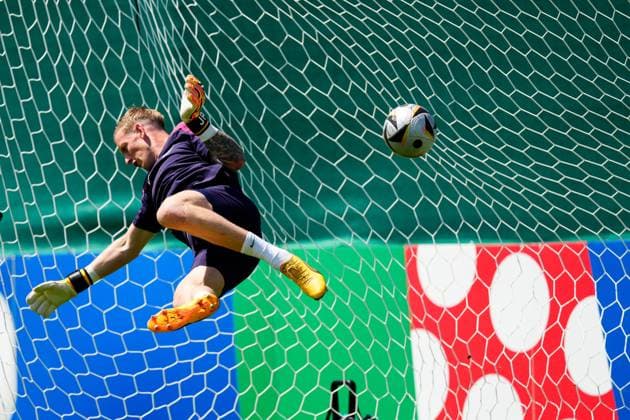 Jordan Pickford of England England Training, UEFA European Championship, EM, Europameisterschaft 2024, Semi Final, Football, Spa & Golf Resort Weimarer Land, Blankenhain, Germany, 09 Jul 2024 EDITORIAL USE ONLY No use with unauthorised audio, video, data, fixture lists, club league logos or live services. Online in-match use limited to 120 images, no video emulation. No use in betting, games or single club league player publications. Copyright: xDavexShopland Shutterstockx 14576868g