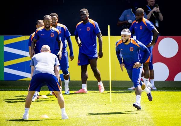 WOLFSBURG - Georginio Wijnaldum, Steven Bergwijn, Brian Brobbey, Memphis Depay and Lutsharel Geertruida during a training session of the Dutch national team, Nationalteam at the AOK Stadium on July 9, 2024 in Wolfsburg, Germany. The Dutch national team is preparing for the semi-finals of the European Football Championship in Germany against England. ANP KOEN VAN WEEL UEFA EURO, EM, Europameisterschaft,Fussball 2024 2024 xVIxANPxSportx xxANPxIVx 503107402 originalFilename: 503107402.jpg